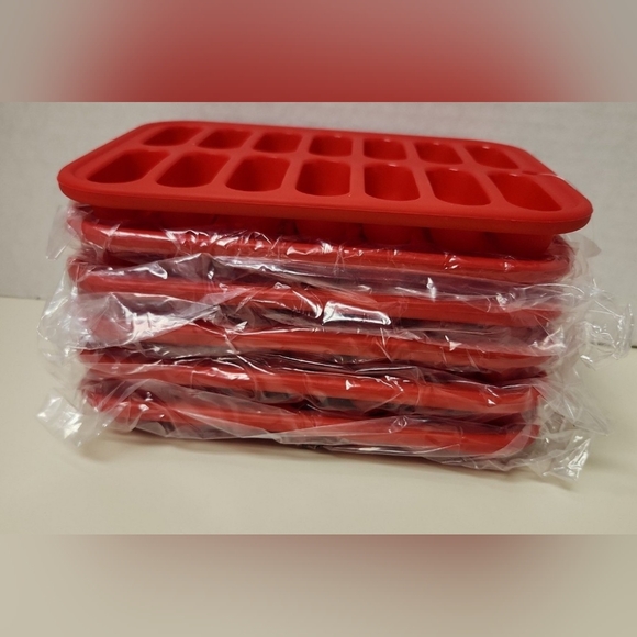 The bundle includes 6 trays.Each tray has 14 ice cube cavitiesDimensions (Over - Picture 3 of 3